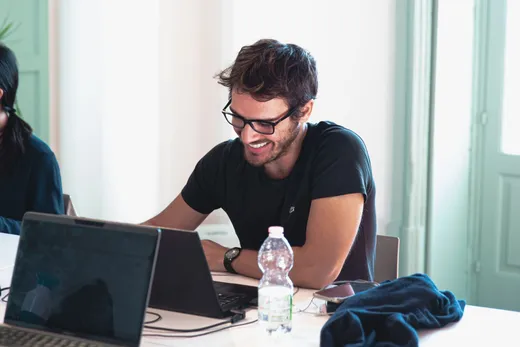 Un coworker al lavoro davanti al portatile