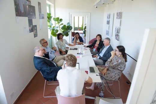 Un incontro di lavoro in sala riunioni