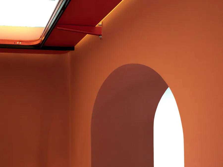 Isola Life, l’arco terracotta sotto il lucernario