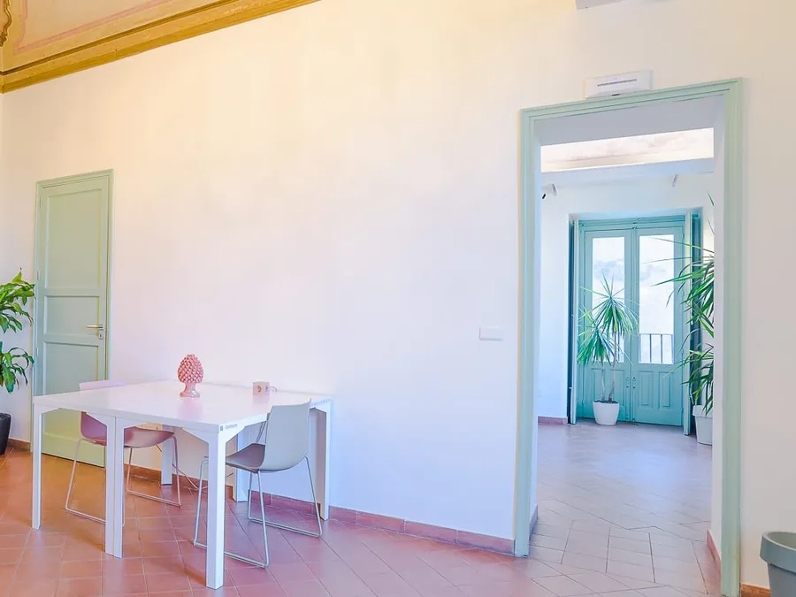 Isola Life, una sala sotto il soffitto affrescato