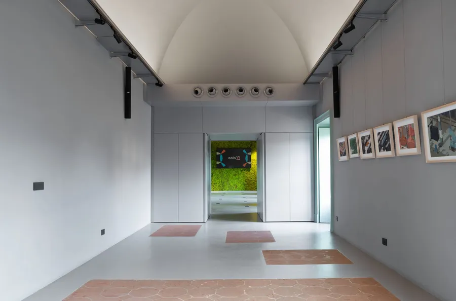 La sala Malta di Isola a Catania, la sala libera, con il passaggio verso la parete verde