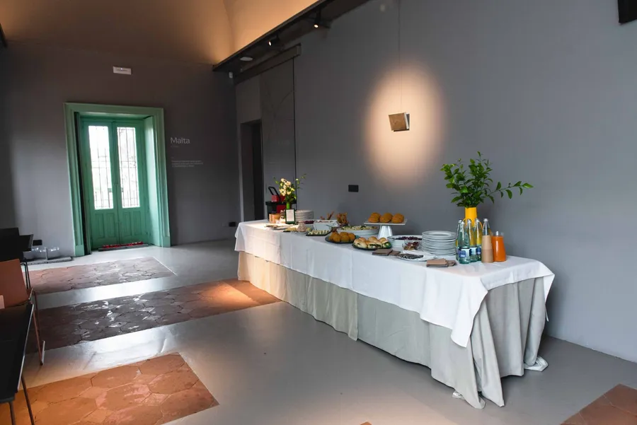 La sala Malta di Isola a Catania, allestita per un momento conviviale
