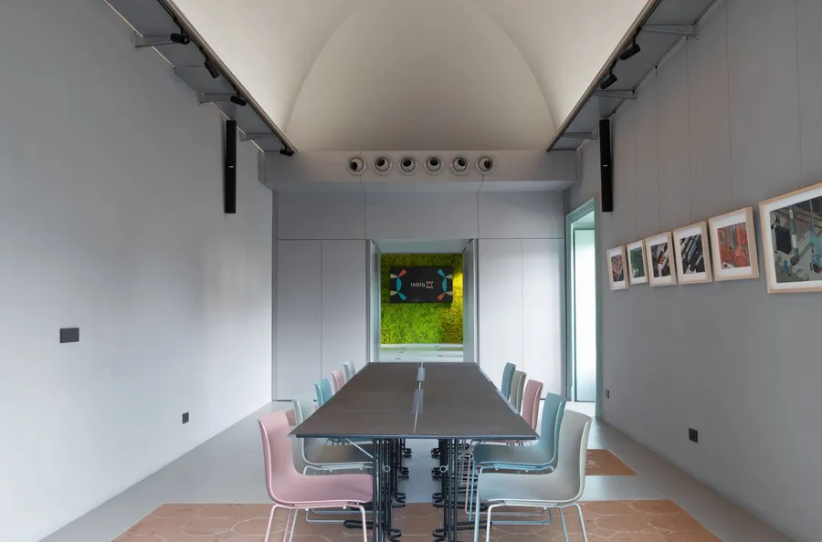 La sala Malta di Isola a Catania, il buffet lungo la parete