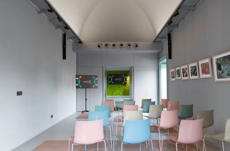 La sala Malta di Isola a Catania, la luce del pomeriggio sul pavimento originale