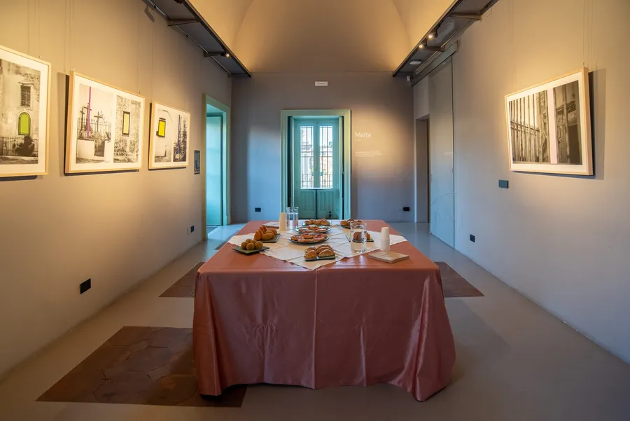La sala Malta di Isola a Catania, allestita a tavolo unico per un coffee break
