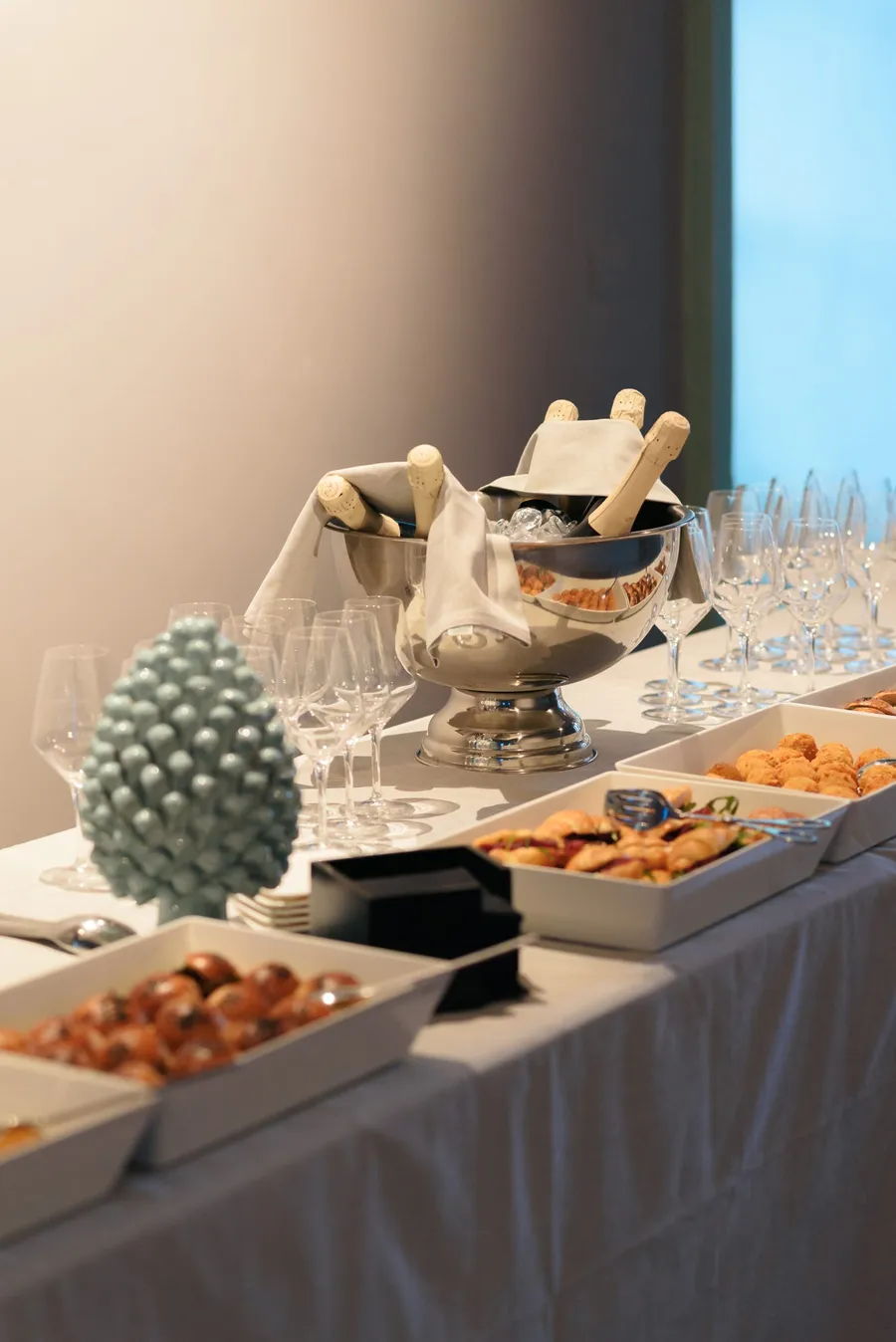La sala Malta di Isola a Catania, il banco delle bevande, allestito per un aperitivo