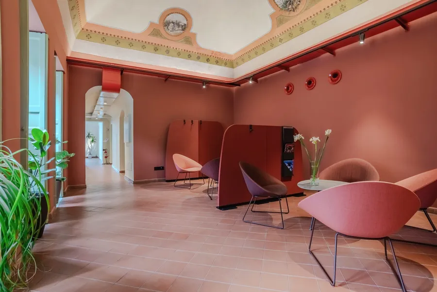 La sala Mykonos di Isola a Catania, le poltroncine e i separé, sotto il soffitto decorato