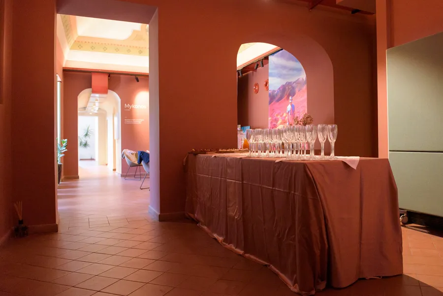 La sala Mykonos di Isola a Catania, il banco del catering allestito per un aperitivo