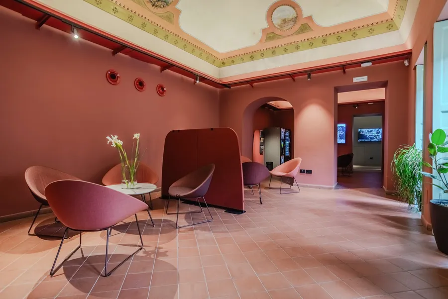 La sala Mykonos di Isola a Catania, l’area salotto, verso il passaggio