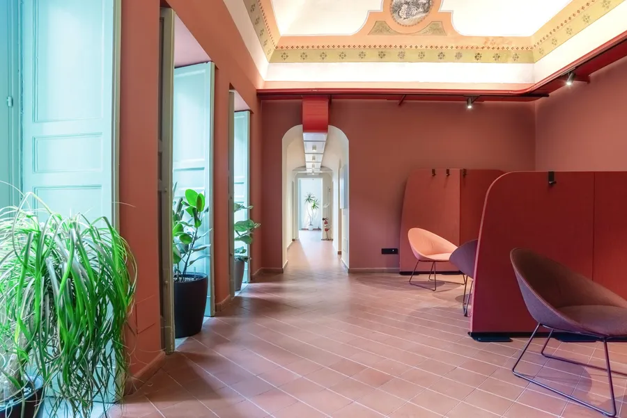 La sala Mykonos di Isola a Catania, la sala vista dall’ingresso, tra le piante