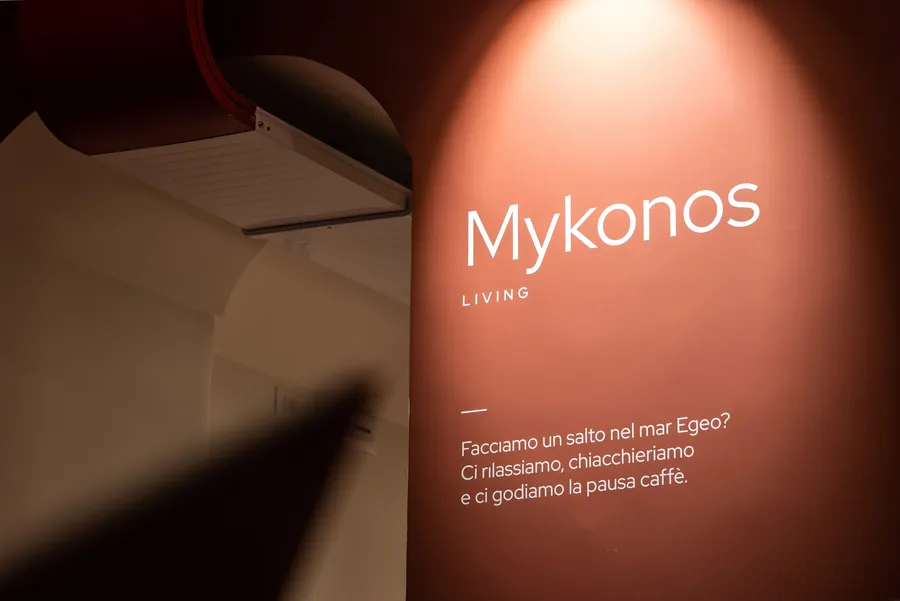 La sala Mykonos di Isola a Catania, la targa della sala