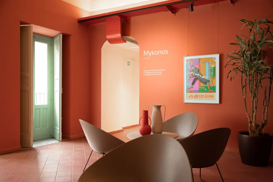 La sala Mykonos di Isola a Catania, l’affaccio sul balcone, con la stampa alla parete