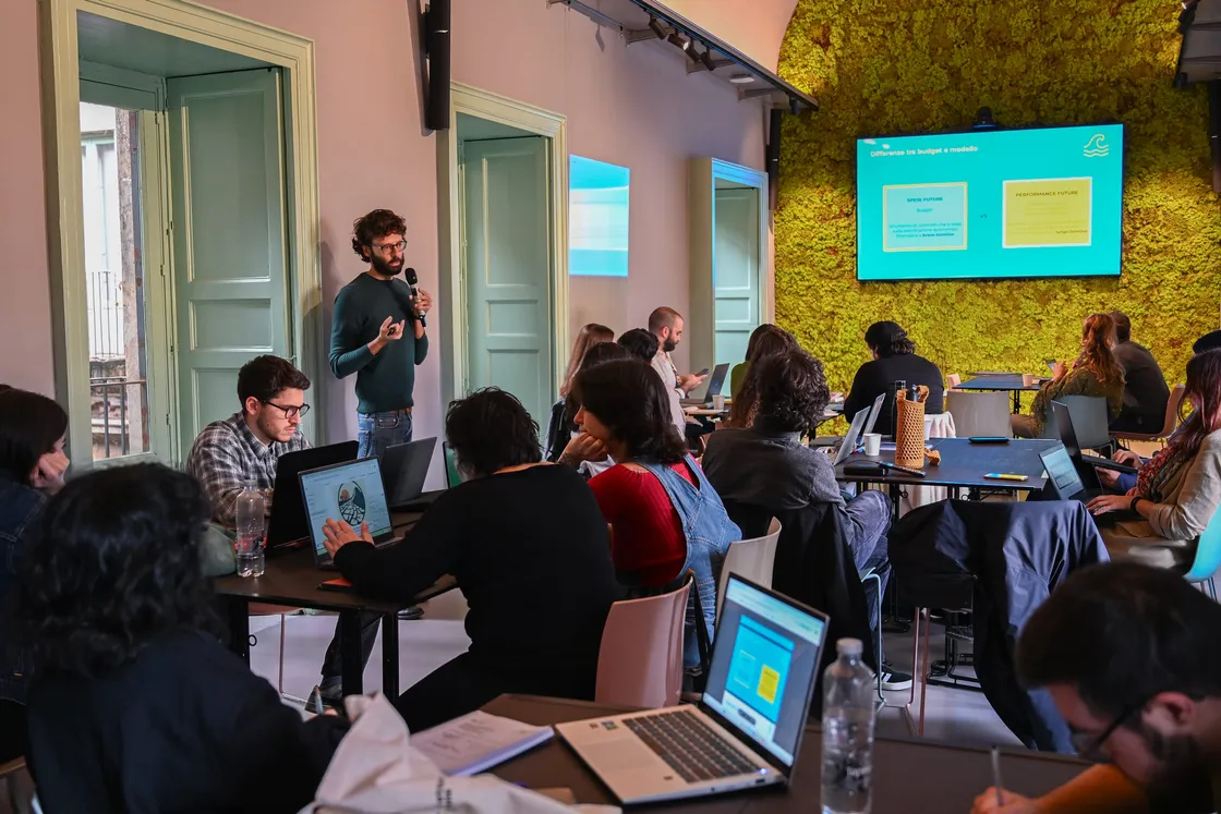 Un’aula di Isola durante una sessione di lavoro