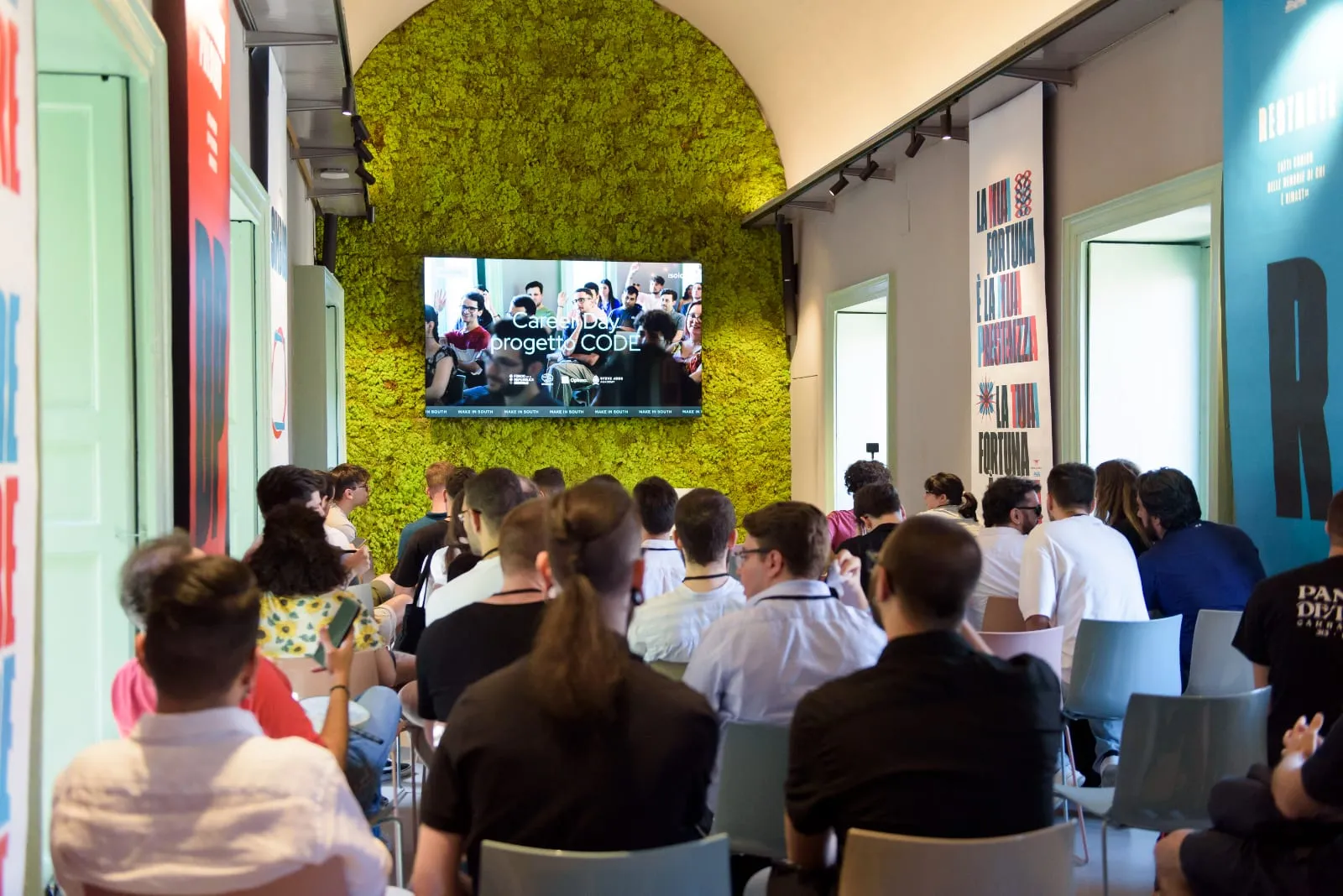 Il pubblico di un evento in una sala piena di Isola, a Palazzo Biscari