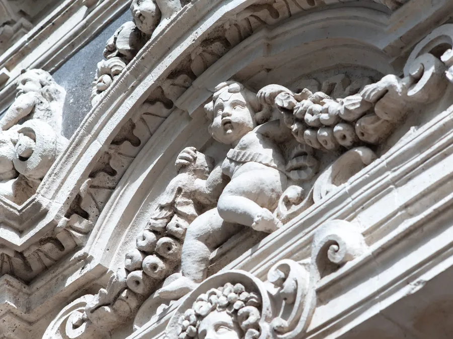 Un putto scolpito nella pietra della facciata