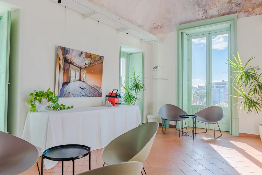 La sala Salina di Isola a Catania, le postazioni sotto la volta scrostata