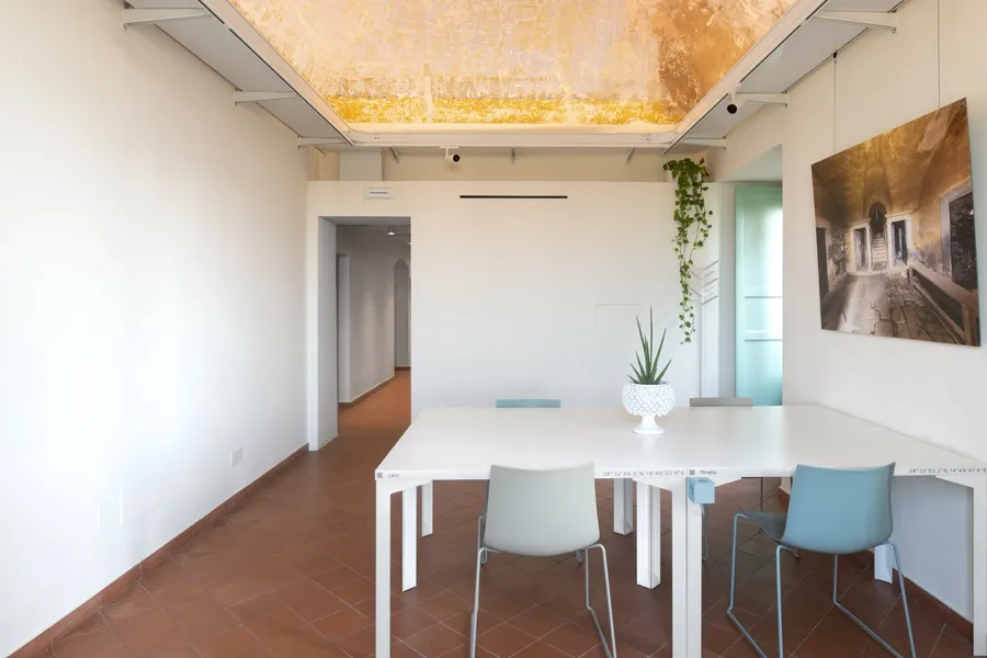La sala Salina di Isola a Catania, il tavolo bianco e la fotografia alla parete