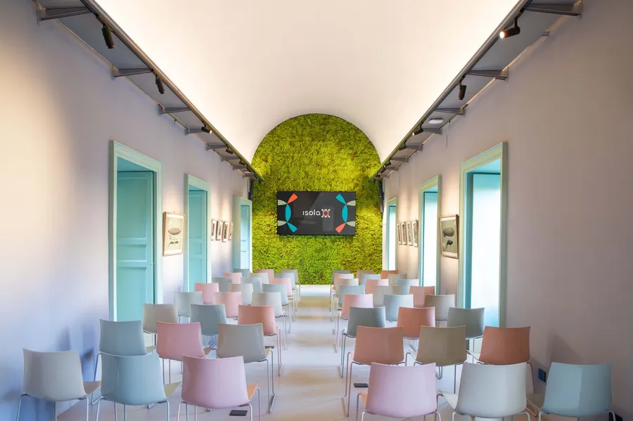 La sala Sicilia di Isola a Catania, allestita a platea, verso la parete verde