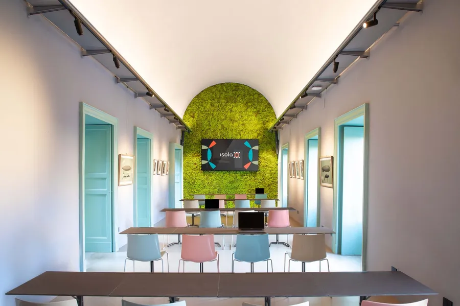 La sala Sicilia di Isola a Catania, allestita a banchi per una sessione di lavoro