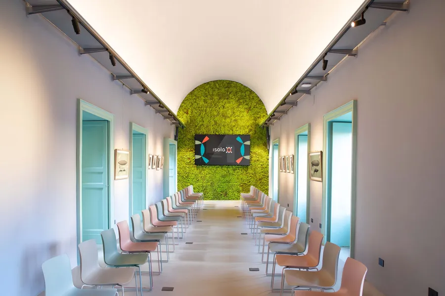 La sala Sicilia di Isola a Catania, allestita a platea su due file, verso lo schermo