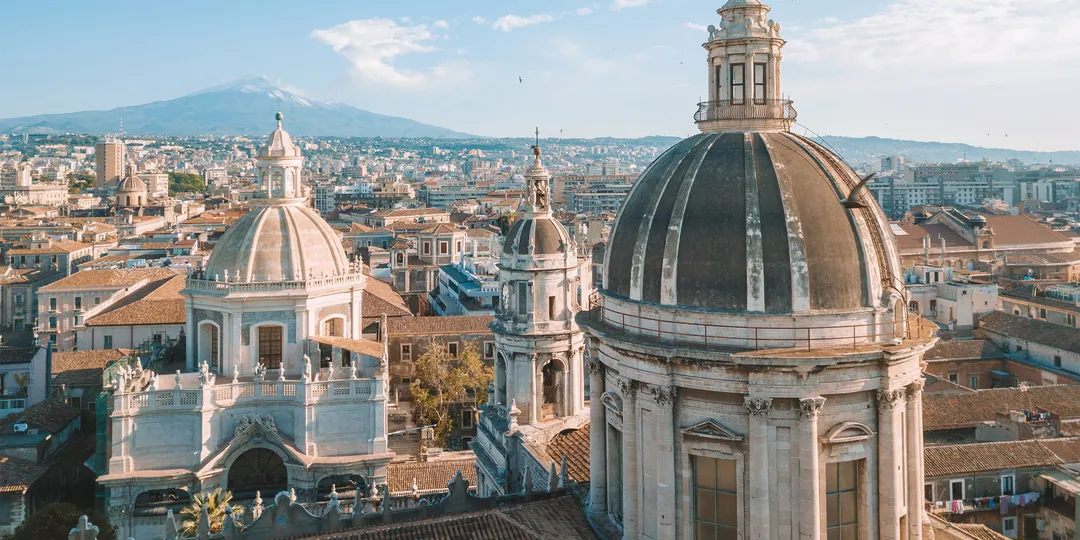 Catania vista dai tetti, le cupole e l’Etna