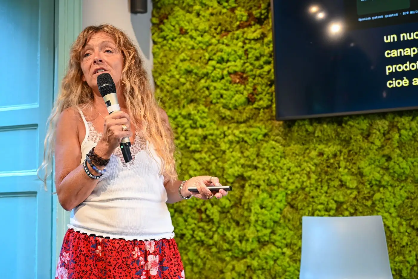 Una founder presenta la propria soluzione al pubblico