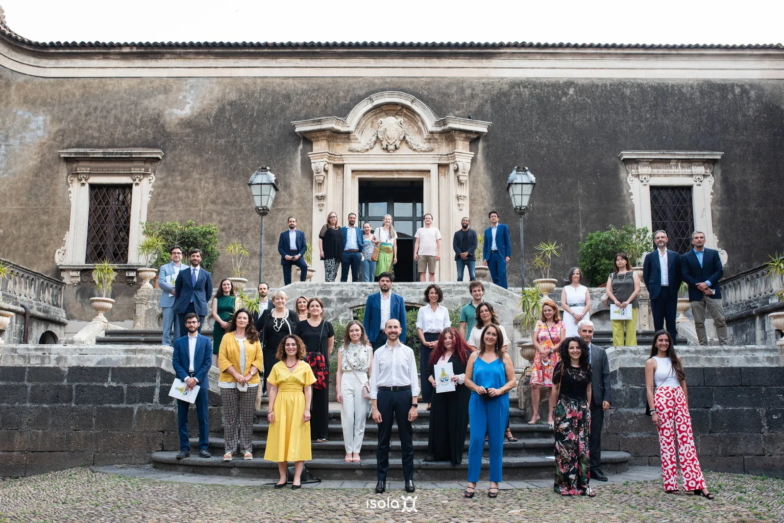La comunità di Isola sulla scalinata di Palazzo Biscari