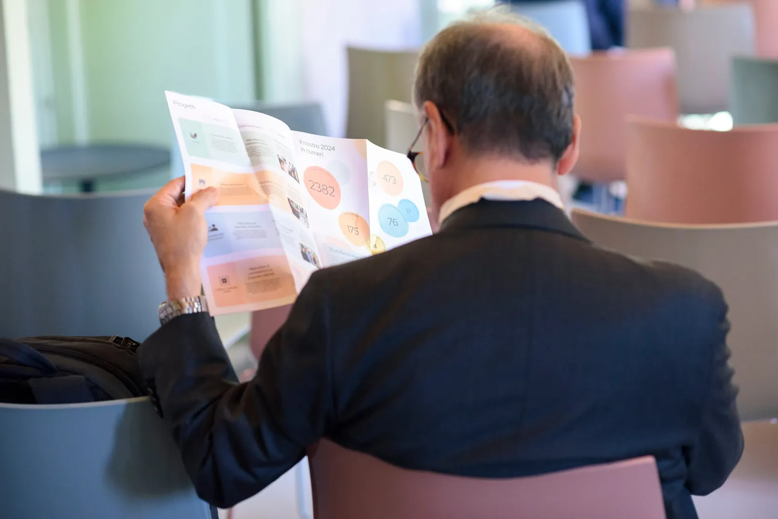A reading of Isola's Social Report