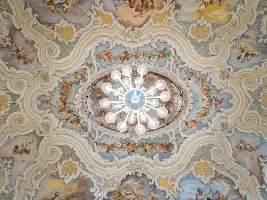 La volta affrescata del Salone delle Feste