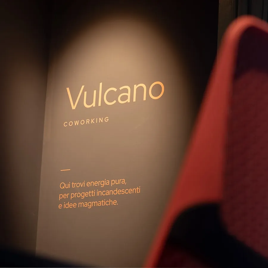 La sala Vulcano di Isola a Catania, la targa della sala
