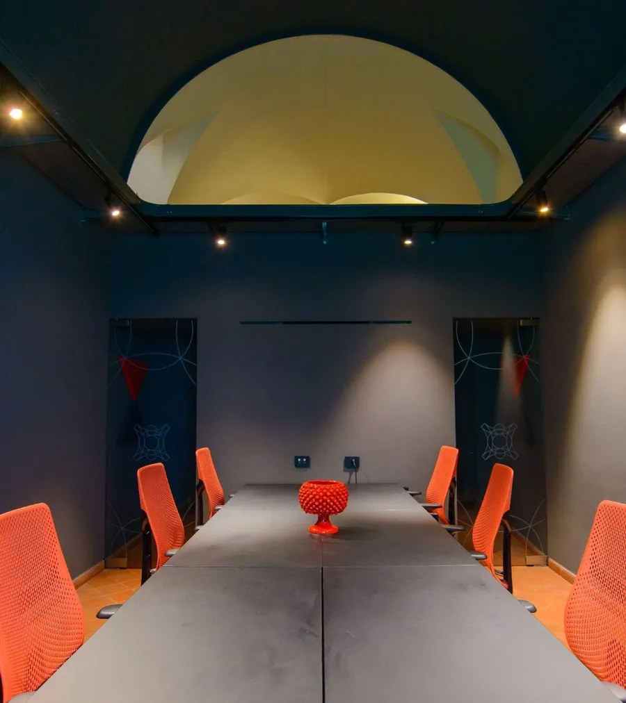 La sala Vulcano di Isola a Catania, allestita a tavolo unico
